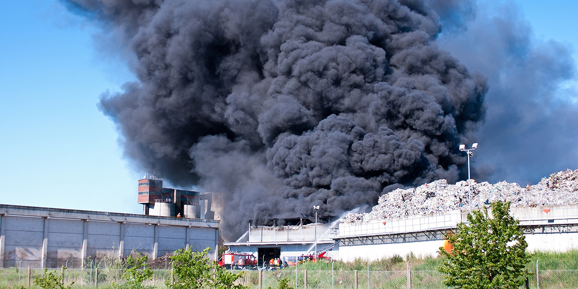 Lichtkuppeln auf dem Dach eines Industriebaus retten Leben durch Rauchabzug im Brandfall