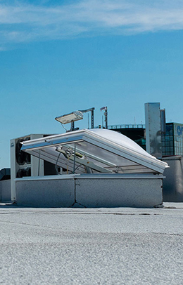 Im Fall des Durchbruchs durch die Lichtbänder droht bei fehlender Durchsturzsicherung der Absturz!