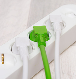 Brandgefahr durch verstaubte Steckdosen