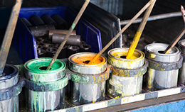 Feuergefahr durch offene Dosen von Lackfarben im Keller