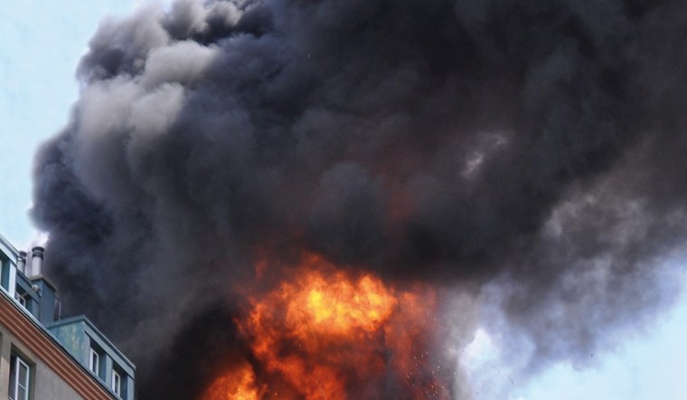 Brandgefahr durch Kerzenflammen!