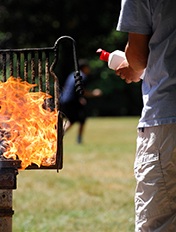 Wichtig beim Grillen: Niemals Spiritus in die glühende Grillkohle schütten