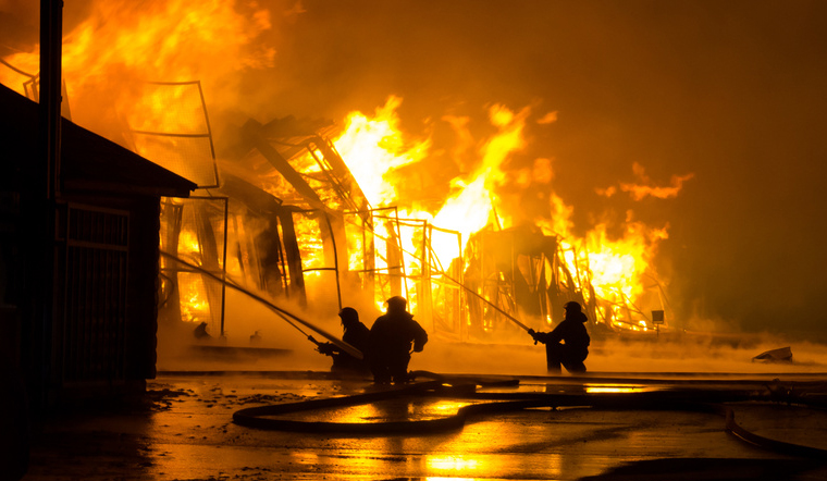 Brandgefahr durch Kerzenflammen!