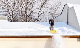Eine hohe Schneelast stellt für Dächer eine enorme Gefahr dar!