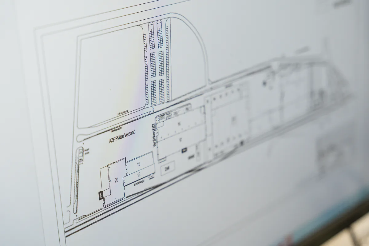 Technische Planung am Monitor mit Fokus auf Brandschutzprojekte und Dokumentation bei SCEL-SYSTEMS