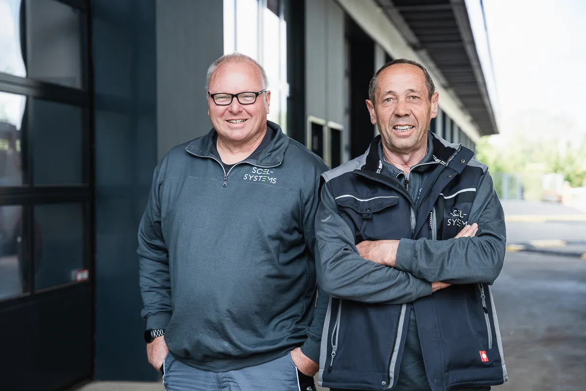 Rainer Schwertle gemeinsam mit einem Mitarbeiter von SCEL-SYSTEMS als Team im technischen Brandschutz