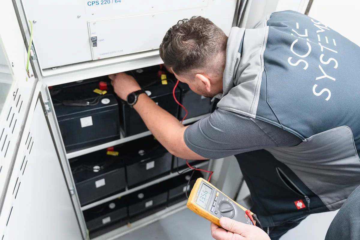 Mitarbeiter von SCEL-SYSTEMS bei der Arbeit an sicherheitstechnischen Anlagen im Bereich Brandschutz und Technik