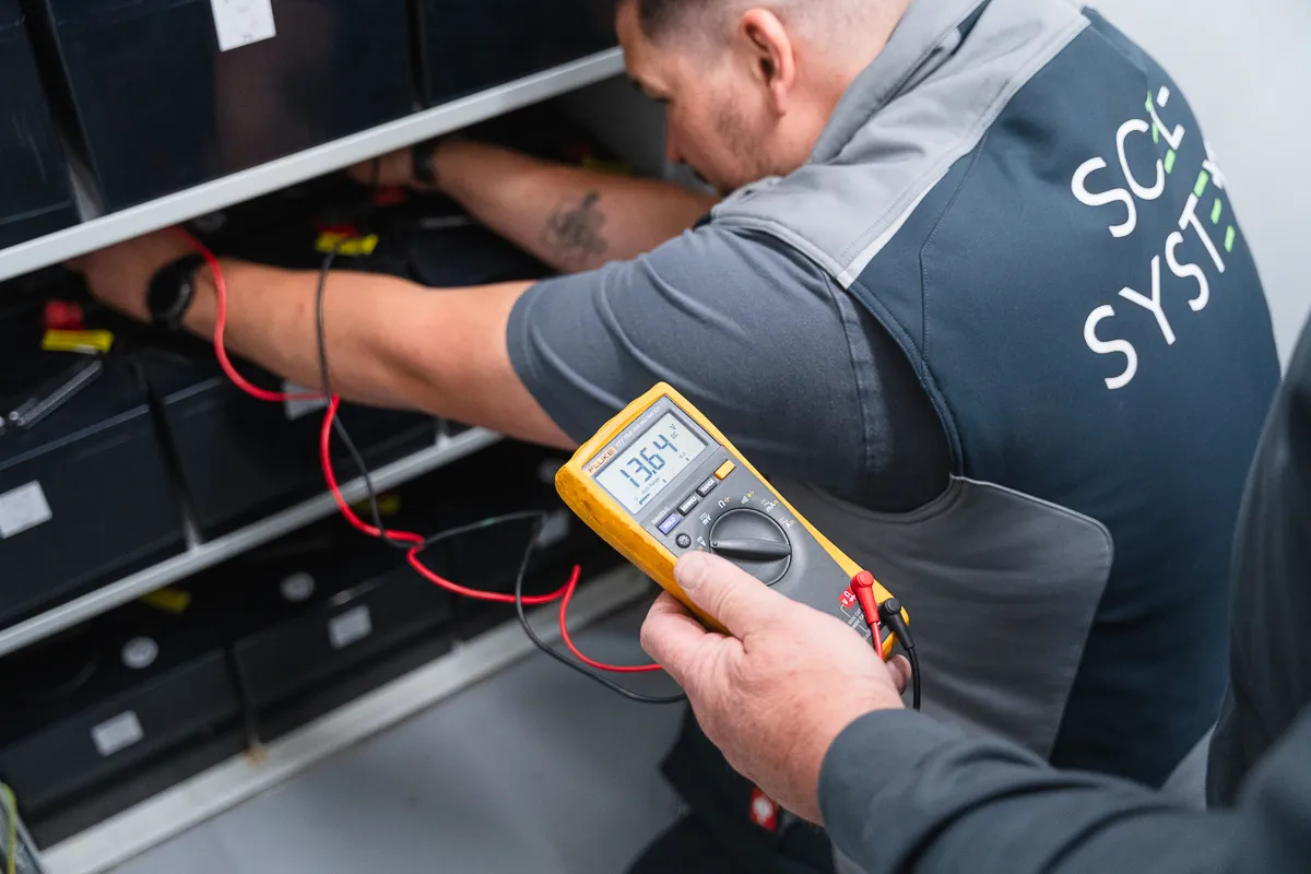 Gemeinsame Prüfung von Batterien und Notstromsystemen durch SCEL-SYSTEMS Mitarbeiter zur Sicherstellung der Betriebssicherheit