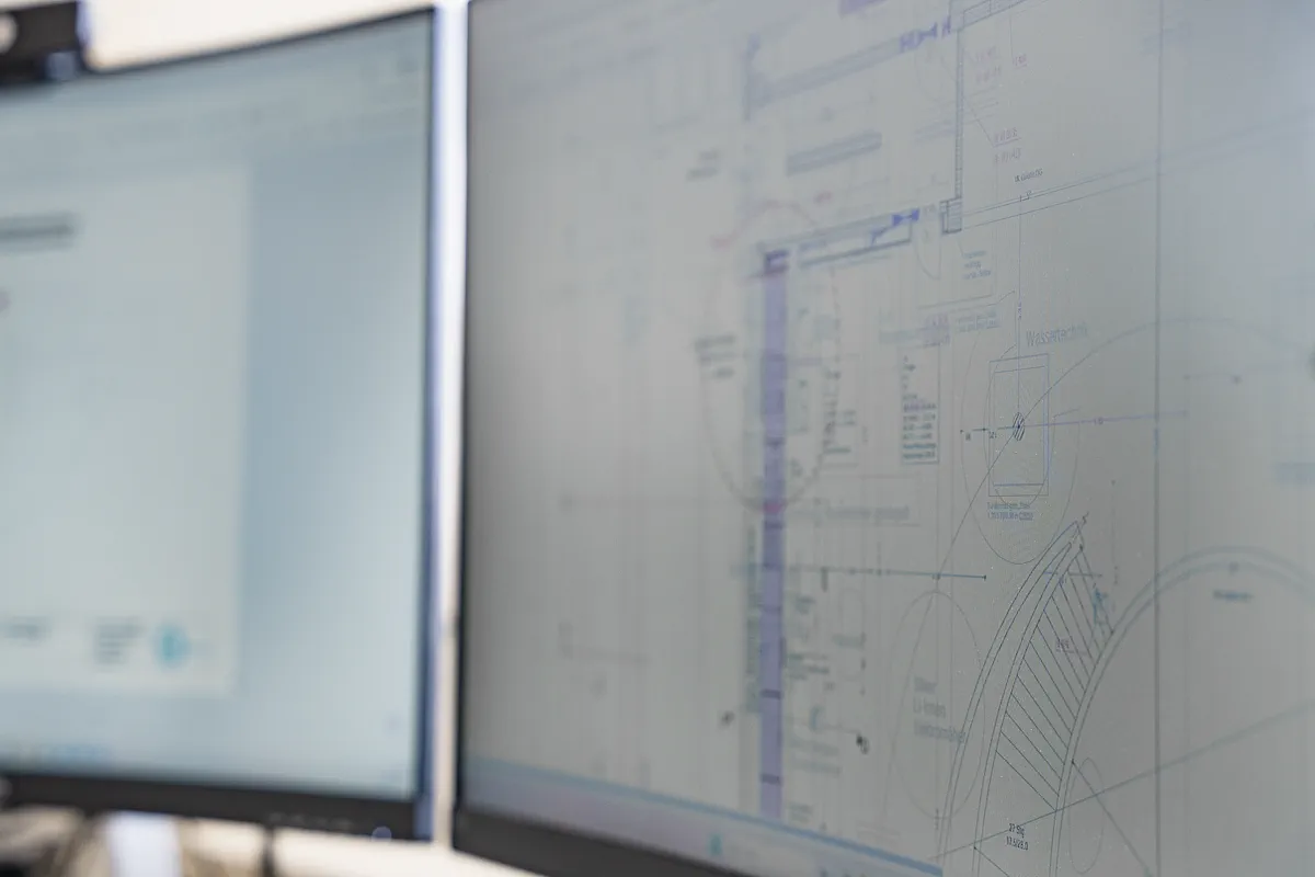 Technische Analyse von Brandschutzanlagen am Monitor zur Zustandsbewertung und Planung von Wartungsmaßnahmen bei SCEL-SYSTEMS