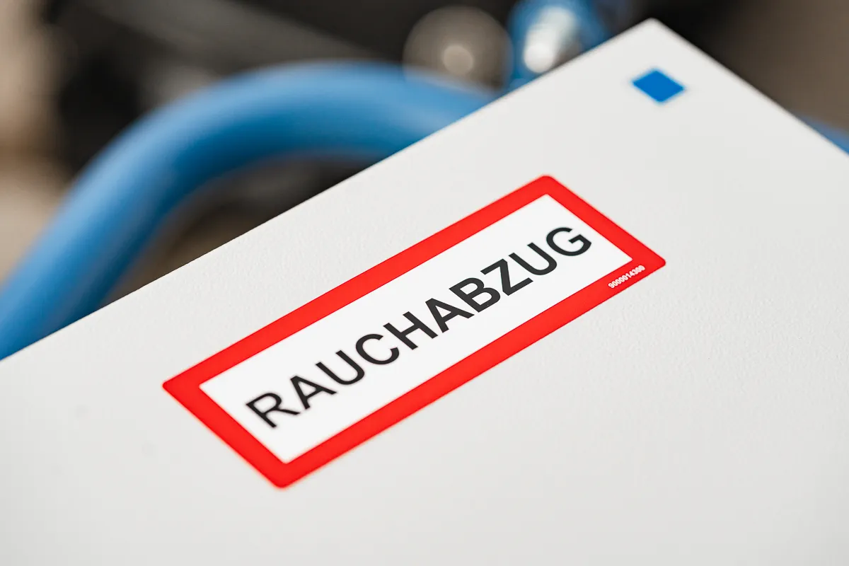 Kennzeichnung einer Rauch- und Wärmeabzugsanlage zur sicheren Entrauchung im Rahmen technischer Brandschutzsysteme von SCEL-SYSTEMS