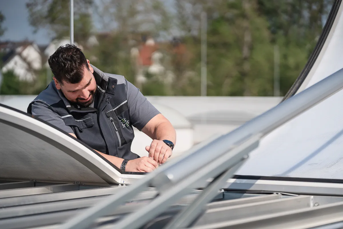 Mitarbeiter von SCEL-SYSTEMS bei der Wartung und Prüfung einer Lichtkuppel im Rahmen technischer Brandschutz- und Instandhaltungsarbeiten